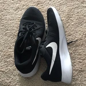 Black Nike Roshes Women’s